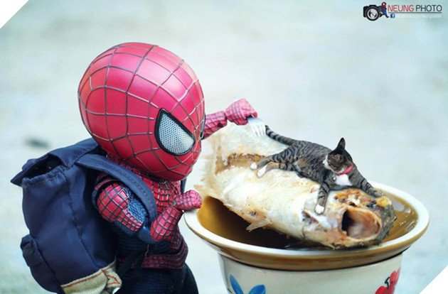 Hài hước cảnh Spider-Man đánh vật với thú cưng của mình