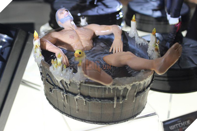 Ngã ngửa với tượng game dị nhất trần đời: Nhân vật đang... tắm trong chậu