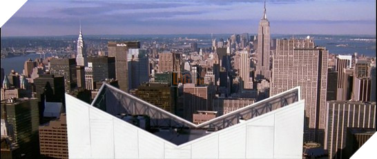 Với một số phim như Glitter, hình ảnh tòa tháp được giữ lại trong các khung hình. Còn trường hợp của Spider-Man hay Serendipity, chúng được xóa đi.