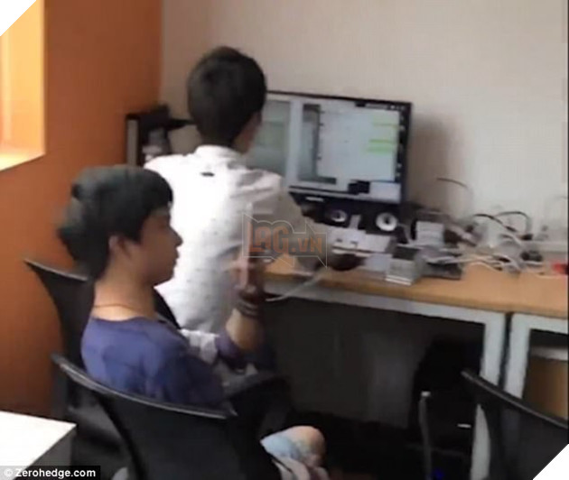 
Hệ thống phức tạp này thực chất lại chỉ cần có 2 người đứng máy. Điều này đồng nghĩa với việc với nhân công khiêm tốn, người ta có thể tạo ra một lượng view ảo khổng lồ cho các đoạn video trên mạng.
