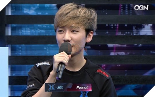 Peanut đã giành được MVP trong ván đầu tiên nhờ con bài Olaf