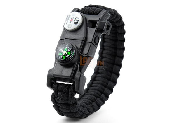 Do có khối lượng nhẹ nên chỉ cần tết lại thành vòng đeo tay là bạn đã có thể mang theo người vài mét dây paracord.
