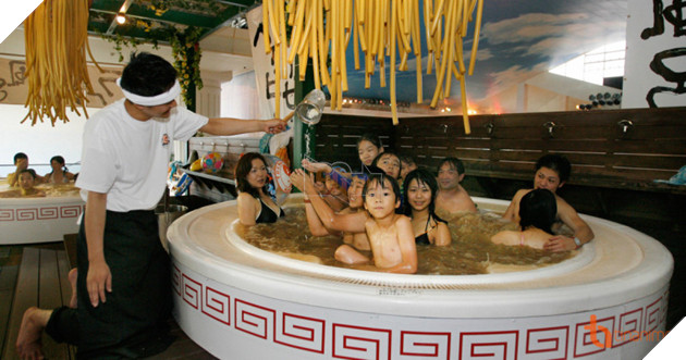 DU KHÁCH HẾT HỒN TRƯỚC DỊCH VỤ TẮM... MÌ RAMEN CỦA NGƯỜI NHẬT!