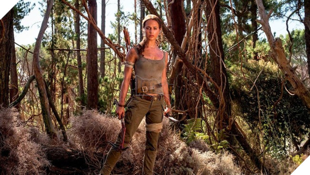 Alicia Vikander bị chê bai không hợp vai Lara Croft vì ngực quá nhỏ