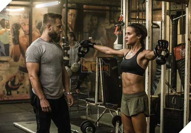 Alicia Vikander bị chê bai không hợp vai Lara Croft vì ngực quá nhỏ 2