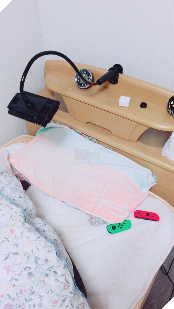 Ngồi chơi thôi cũng mệt, game thủ Nhật Bản khoe cách vừa nằm vừa chơi Nintendo Switch mà không bị rơi vào mặt