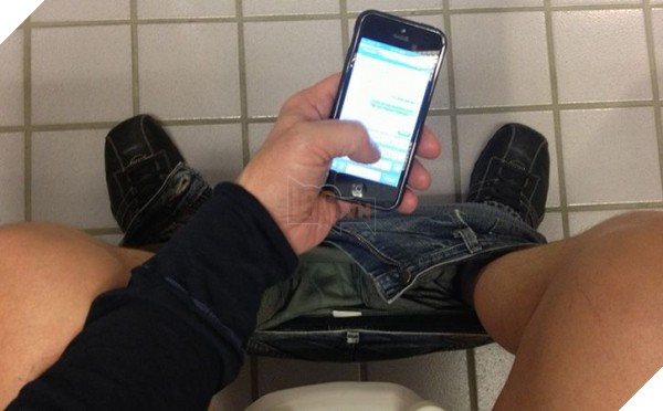 Ngồi nghịch điện thoại 30 phút trong toilet, nam thanh niên bị liệt hoàn toàn