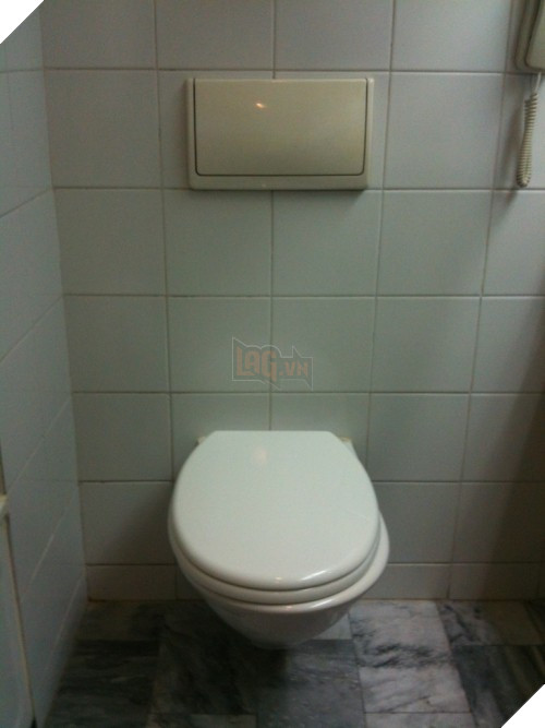 Ngồi nghịch điện thoại 30 phút trong toilet, nam thanh niên bị liệt hoàn toàn