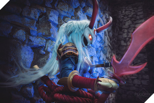 Cosplay Kalista chuẩn đến từng "centimet" trong Liên Minh Huyền Thoại