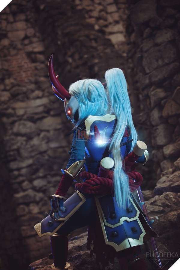 Cosplay Kalista chuẩn đến từng "centimet" trong Liên Minh Huyền Thoại