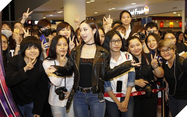 Jun Vũ vui vẻ chụp hình cùng các "fan girl"