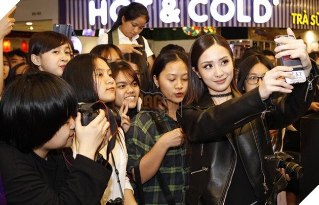 Jun Vũ self-fie cùng người hâm mộ