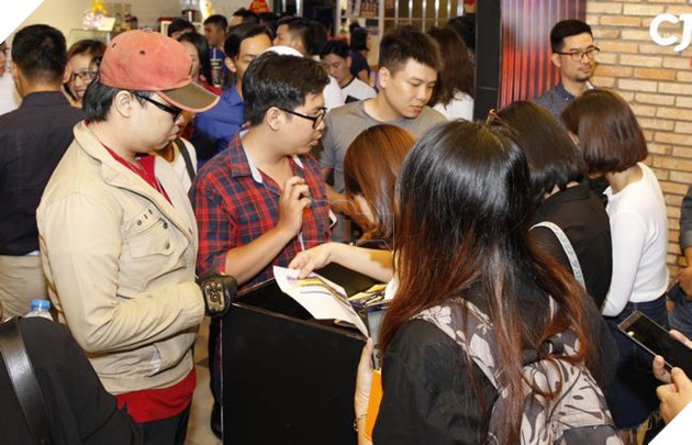 Các khách mời check-in để nhận vé xem trước phim