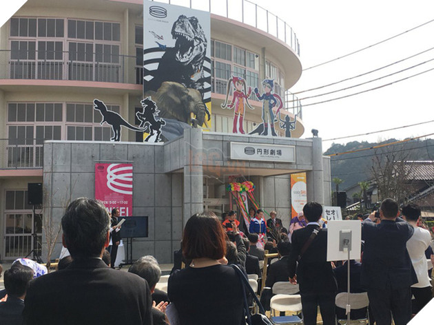 Chỉ có ở Nhật, người ta mới thấy được bộ trưởng quốc phòng... cosplay làm Mabư - Ảnh 2.