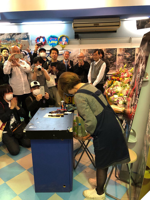 
Cái cúi chào cuối cùng của bà Hisako Akitani trên cương vị là người quản lý của MaYa
