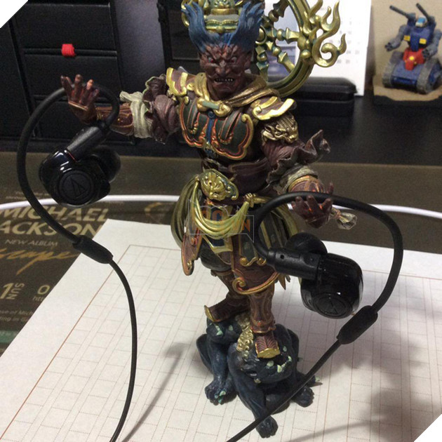 Chẳng biết vì sao nhưng dùng tượng gái xinh làm giá đỡ tai nghe thì đúng là hoàn hảo - Ảnh 9.