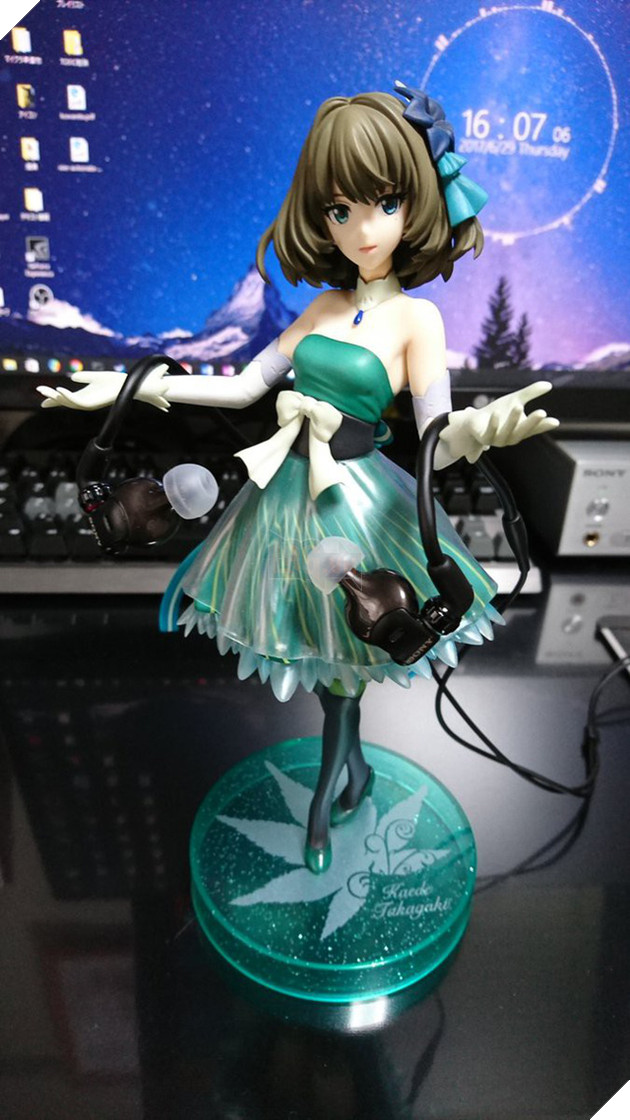 Chẳng biết vì sao nhưng dùng tượng gái xinh làm giá đỡ tai nghe thì đúng là hoàn hảo - Ảnh 12.