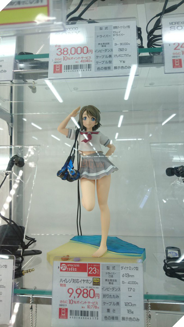 Chẳng biết vì sao nhưng dùng tượng gái xinh làm giá đỡ tai nghe thì đúng là hoàn hảo - Ảnh 8.