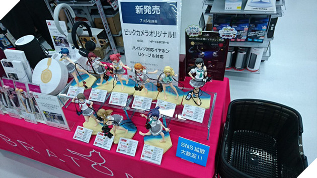 Chẳng biết vì sao nhưng dùng tượng gái xinh làm giá đỡ tai nghe thì đúng là hoàn hảo - Ảnh 4.