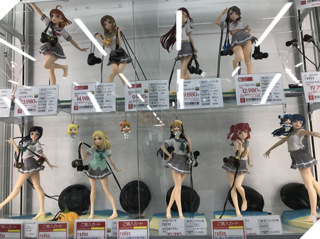 Chẳng biết vì sao nhưng dùng tượng gái xinh làm giá đỡ tai nghe thì đúng là hoàn hảo - Ảnh 6.