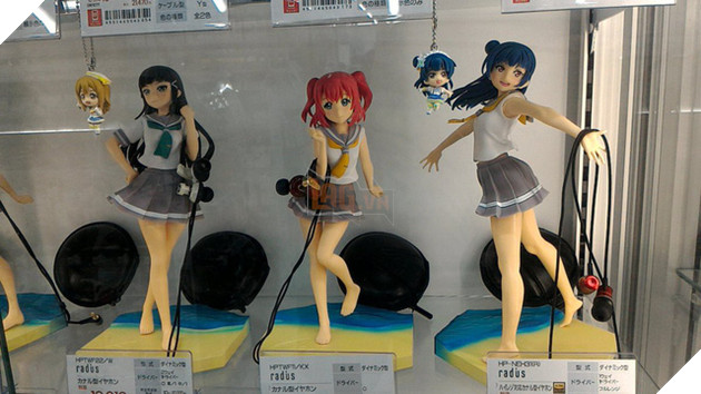 Chẳng biết vì sao nhưng dùng tượng gái xinh làm giá đỡ tai nghe thì đúng là hoàn hảo - Ảnh 5.