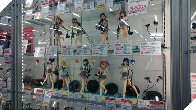 Chẳng biết vì sao nhưng dùng tượng gái xinh làm giá đỡ tai nghe thì đúng là hoàn hảo - Ảnh 3.