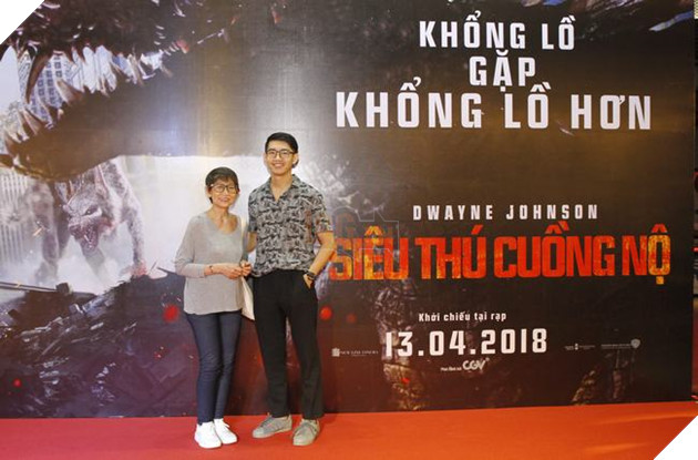 Dancer Quang Đăng chụp hình với người hâm mộ