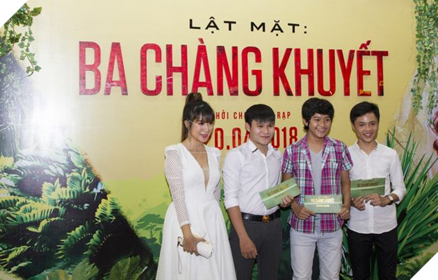 Minh Hà chụp hình cùng người hâm mộ