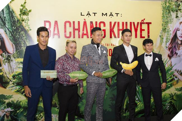 Ca sĩ Phạm Trưởng và Lý Hải chụp hình cùng khách mời