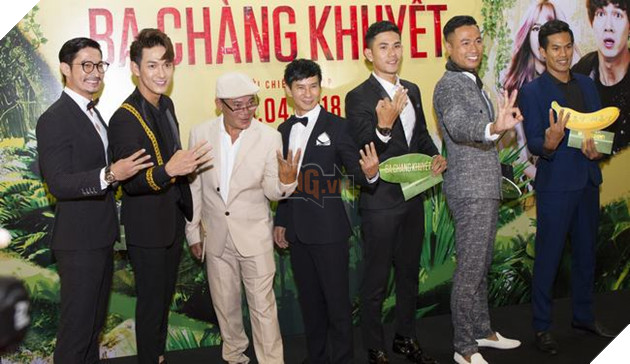 Huy Khánh - Song Luân - Lý Hải chụp hình cùng khách mời