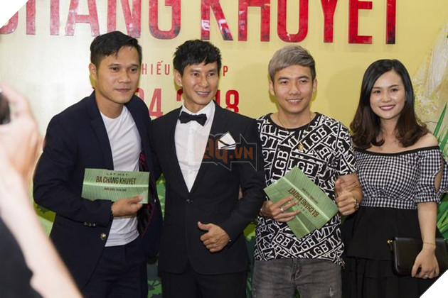 Ca sĩ Phạm Trưởng và Lý Hải chụp hình cùng khách mời