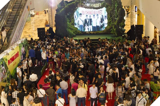 Rất đông người hâm mộ - Khách mời tập trung quanh khu vực họp báo