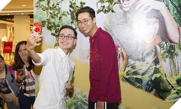 Người hâm mộ tự sướng cùng Hải Triều