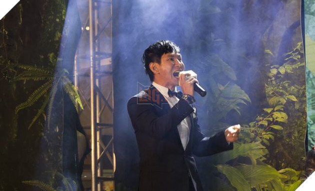 Biểu cảm của Lý Hải khi hát vang ca khúc trong phim