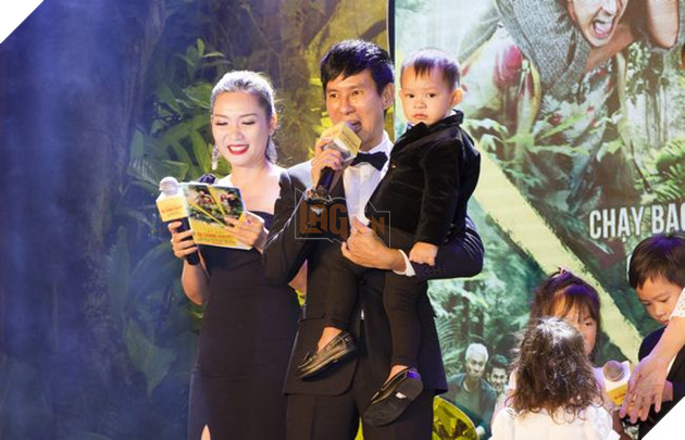 Lý Hải - Minh Hà cùng 4 con nhỏ xuất hiện trên sân khấu, hát ca khúc trong phim