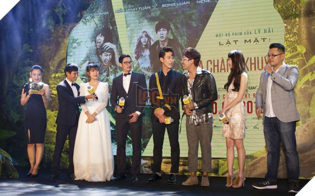 Dàn diễn viên và nhà sản xuất giao lưu với khán giả