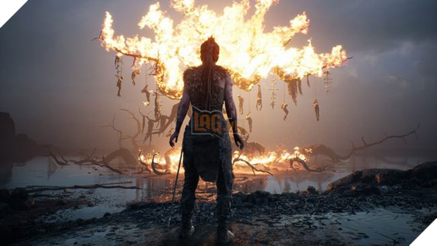 Trong khi đó, Surtr chủ yếu tập trung vào việc thiêu cháy mọi thứ