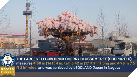 Legoland Nhật Bản kỉ niệm 1 năm khánh thành bằng cây anh đào LEGO lớn nhất thế giớ - Ảnh 2.