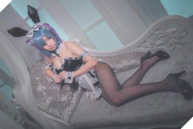 Lại bỏng mắt với cosplay nàng hầu Rem cực gợi cảm trong Re:Zero