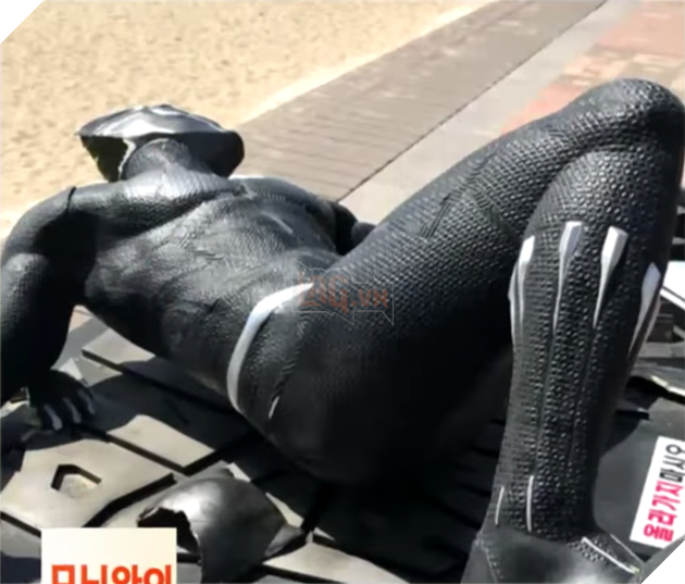 Chả hiểu có thù oán gì không mà tượng Black Panther lại bị bẻ gãy chân ở Hàn Quốc - Ảnh 3. Chả hiểu có thù oán gì không mà tượng Black Panther lại bị bẻ gãy chân ở Hàn Quốc - Ảnh 3.
