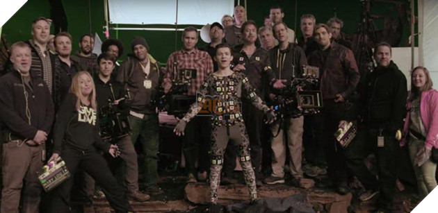 
Bộ trang phục chiến đấu mà khán giả nhìn thấy Người Nhện mặc trong các cảnh quay ấn tượng thật ra là một bộ quần áo hỗ trợ quay phim kĩ thuật số mà Tom Holland phải khoác lên người.
