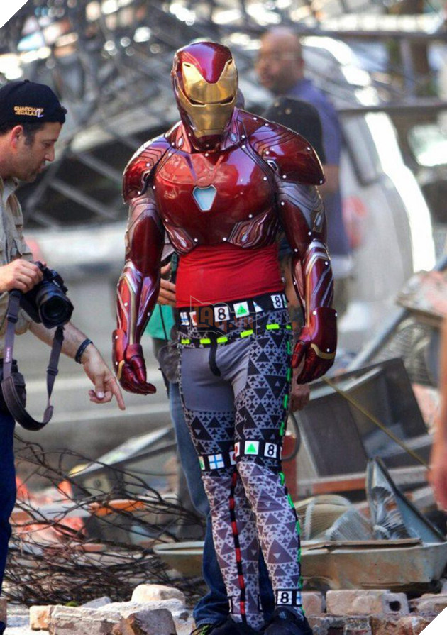 
… hóa ra anh chỉ mặc 1 nửa bộ trang phục như thế này đây.
