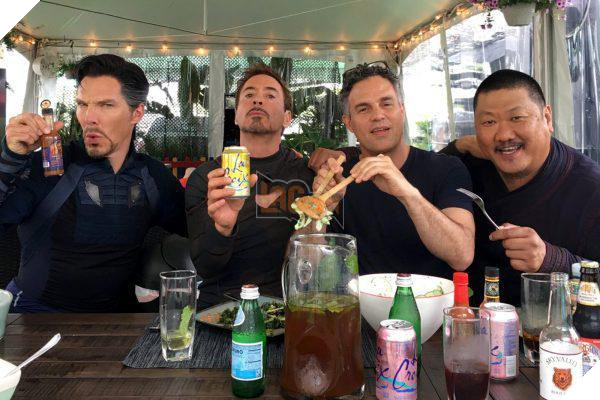 
Sau những giờ phút “hành hiệp trượng nghĩa” các siêu anh hùng cũng thích tụ tập ăn uống lắm nhé!
