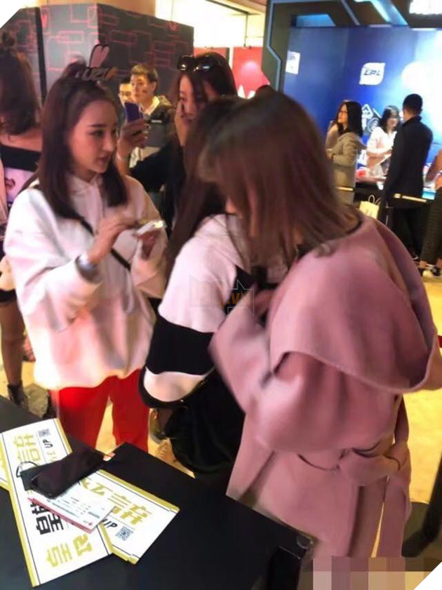 LMHT: Vừa kiếm tiền tỷ vừa có người yêu xinh như mộng, các tuyển thủ RNG đang là thần tượng của giới trẻ Trung Quốc