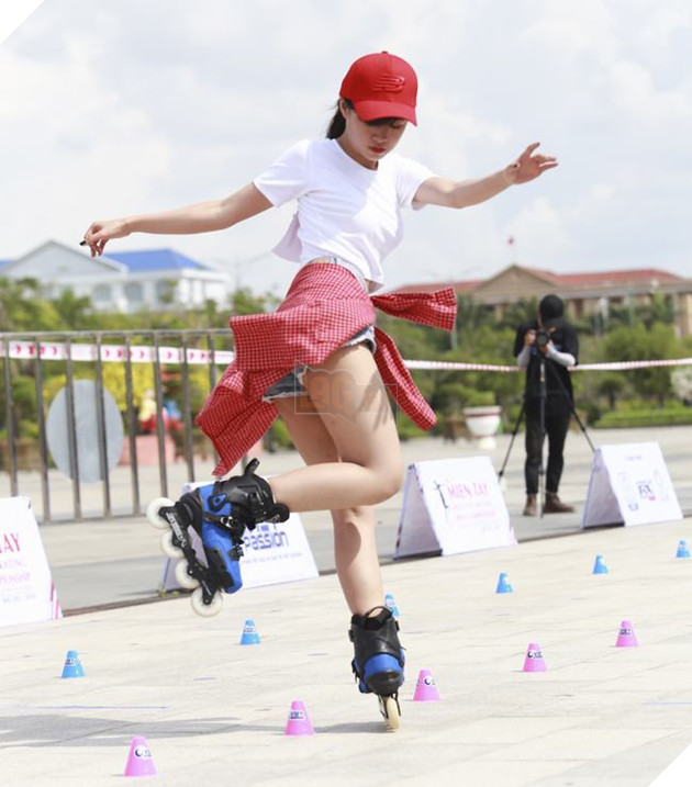 Một thí sinh nữ thể hiện kĩ thuật của mình