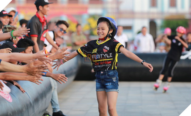 Một cô bé tươi cười trước sự ủng hộ của khán giả