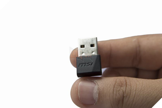 Trên tay nhanh chuột chơi game không dây MSI Clutch GM70 6