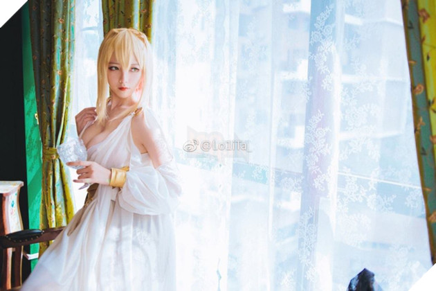 Cosplay Saber "ngực khủng" khiến fan hâm mộ không phải nóng mắt