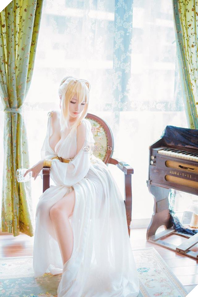 Cosplay Saber "ngực khủng" khiến fan hâm mộ không phải nóng mắt