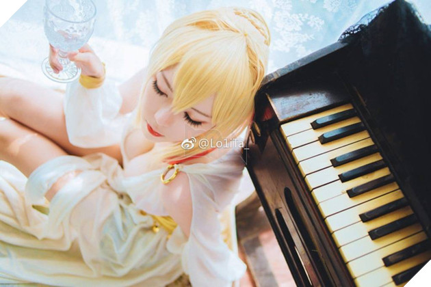 Cosplay Saber "ngực khủng" khiến fan hâm mộ không phải nóng mắt
